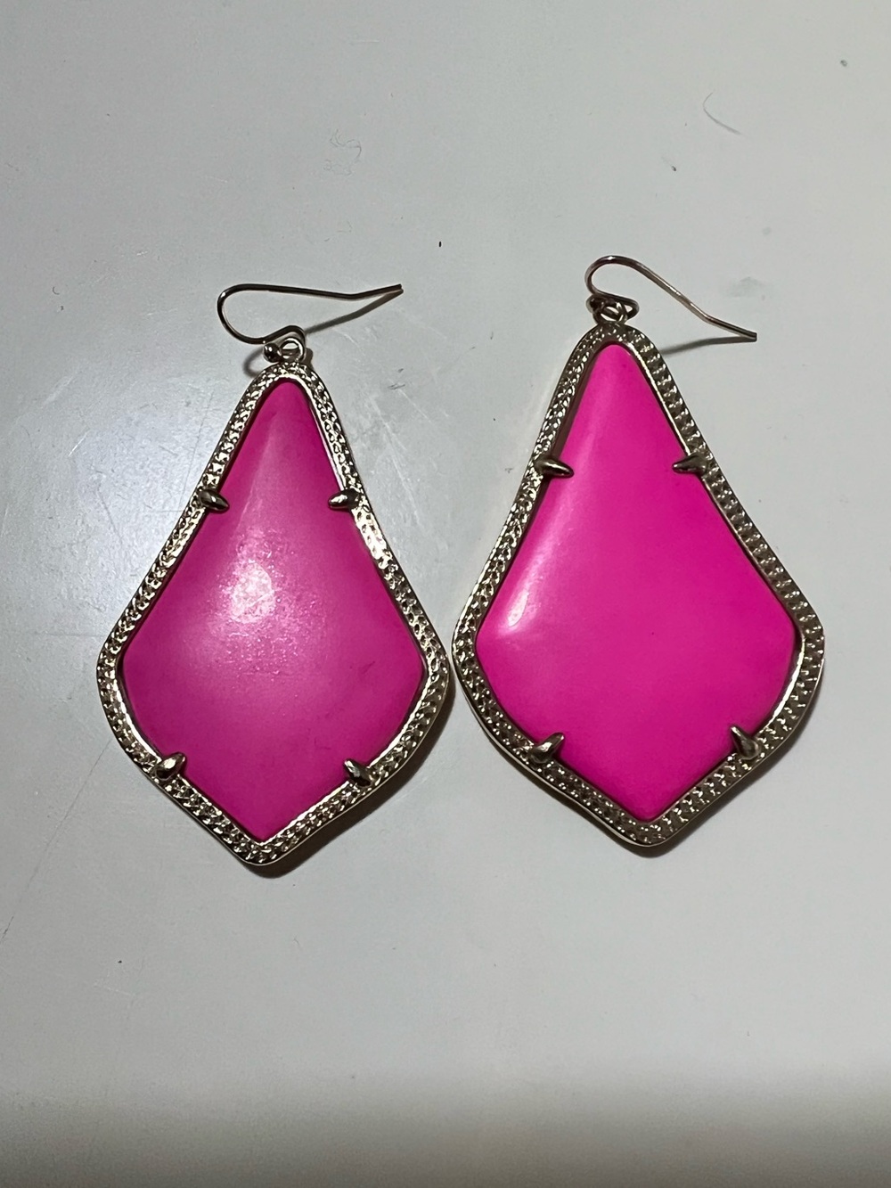 Kendra Scott Alexandra magenta geometric earrings textured 14K gold plated brass